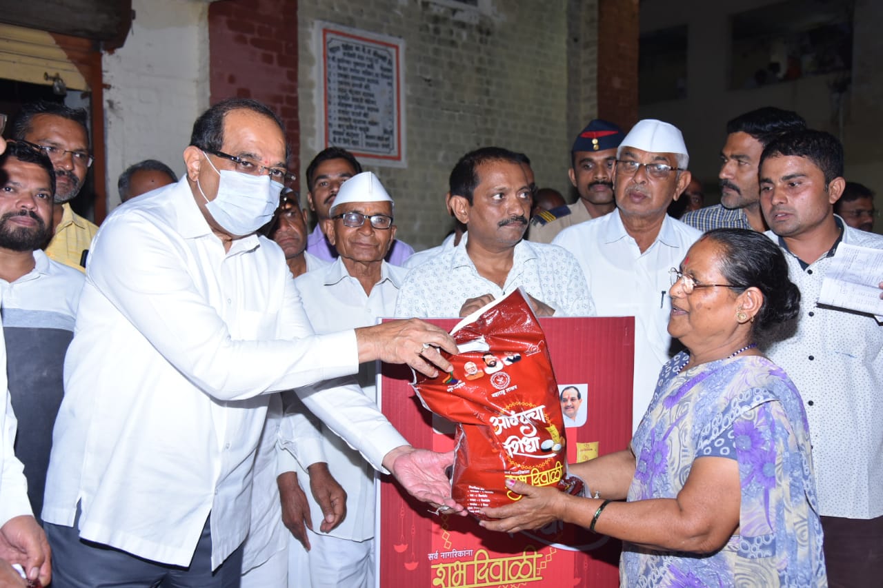 ‘आनंदाचा शिधा’ देणारे महाराष्ट्र एकमेव राज्य : महसूल मंत्री राधाकृष्ण विखे पाटील