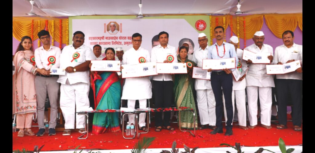 टपालाच्या पाकिटावर झळकली ‘या’ नेत्याची आणि सहकारातील संस्थेची छबी