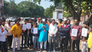 संगमनेर मध्ये शिवसेना जिल्हाप्रमुख रावसाहेब खेवरे यांचा पुतळा शिवसैनिकांनी जाळत खेवरे हटाव शिवसेना बचावच्या घोषणा दिल्या