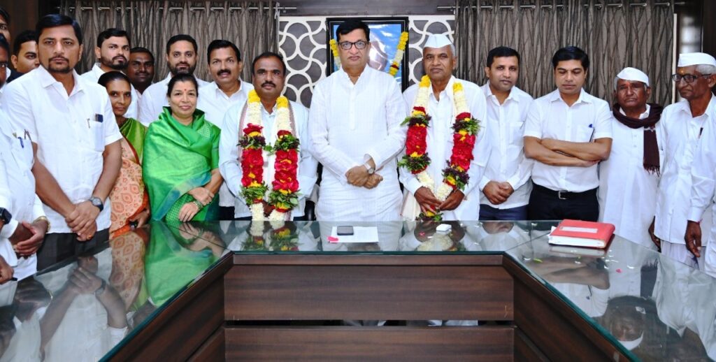 नुतन पदाधिकाऱ्यांचा आमदार बाळासाहेब थोरात यांच्या हस्ते सत्कार करण्यात आला.