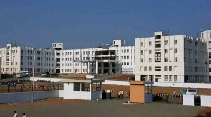 एसएमबीटीत वैद्यकीय शिक्षण घेणाऱ्या दीडशे विद्यार्थ्यांना विषबाधा