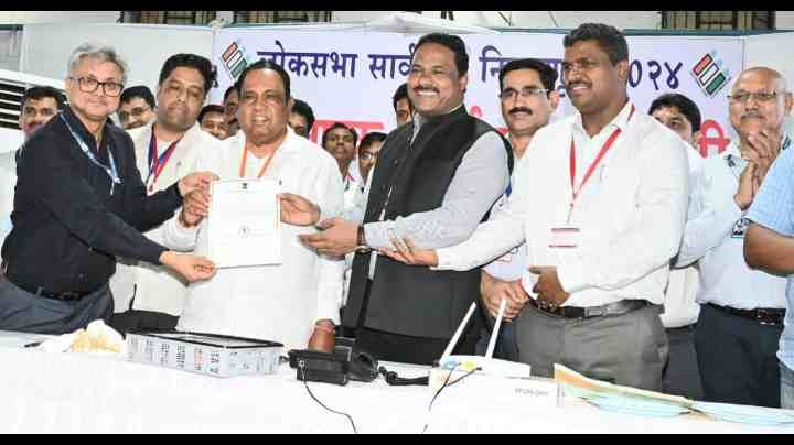 शिर्डीतून अखेर मशाल पेटली, भाऊसाहेब वाकचौरे यांचा ५० हजाराहून अधिक मतांनी विजयी