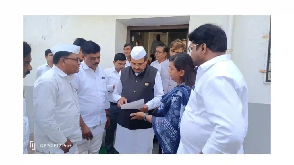 आरक्षण डावलून होणाऱ्या जिल्हा बँकेच्या भरतीला वंचित बहुजन आघाडीचा विरोध, पालकमंत्र्यांना निवेदन देत भरती प्रक्रिया थांबविण्याची मागणी