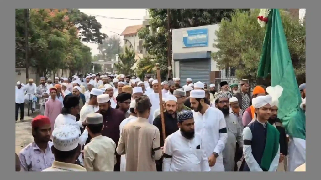 संगमनेरमध्ये ईदनिमित्त काळ्या फिती बांधून सामूहिक नमाज पठण