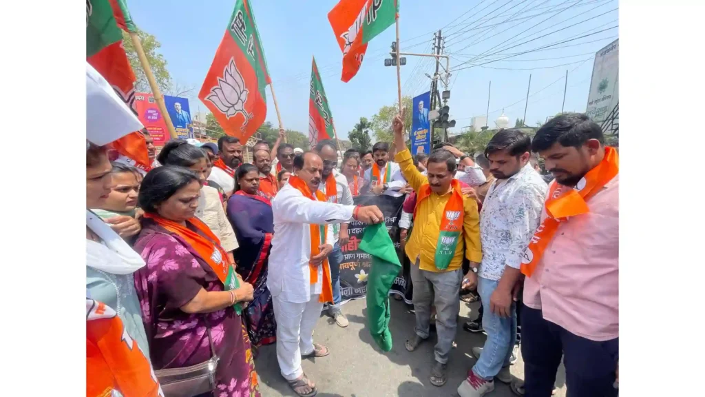 संगमनेरमध्ये महायुतीचा पाकिस्तान विरोधात संताप, पाकिस्तानी झेंड्याचे दहन