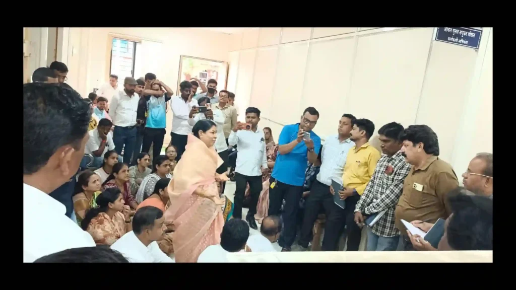 संगमनेरमध्ये अनियमित वीजपुरवठ्यामुळे नागरिक संतप्त, आंदोलन; महावितरणला ८ दिवसांचा अल्टिमेटम