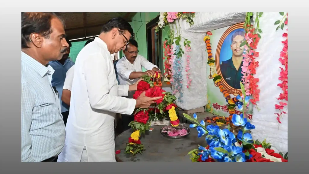 माजी मंत्री बाळासाहेब थोरात यांच्याकडून शहीद जवान संदीप गायकर यांच्या कुटुंबीयांचे सांत्वन