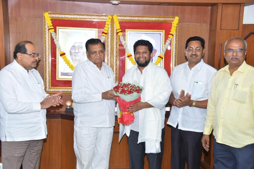डॉ. सुजय विखे पाटील पद्मश्री डॉ. विठ्ठलराव विखे पाटील सहकारी साखर कारखान्याचे चेअरमन; सोपान शिरसाठ व्हाईस चेअरमन