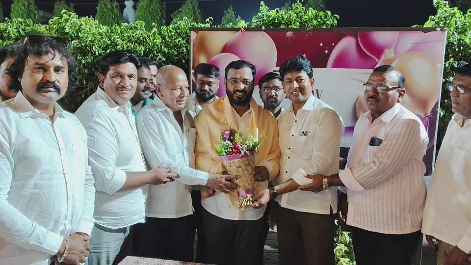आमदार अमोल खताळ यांचा वाढदिवस उत्साहात साजरा; आरपीआय जिल्हाध्यक्ष सुरेंद्रभाऊ थोरात यांचाही सत्कार
