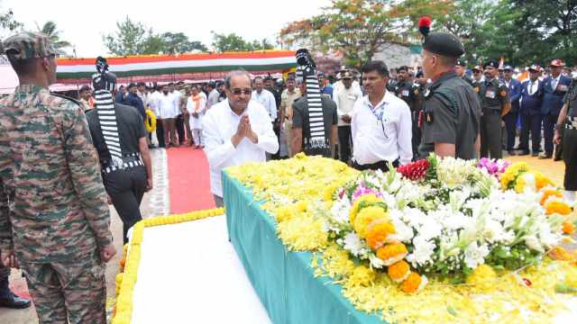 वीर जवान संदीप गायकर यांना शासकीय इतमामात अखेरचा निरोप; पालकमंत्री राधाकृष्ण विखे पाटील यांच्यासह यांनी वाहिली श्रद्धांजली