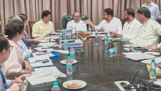 संगमनेरच्या आरोग्य सेवेसाठी आमदार खताळ यांचा पुढाकार: १०० खाटांच्या स्त्री रुग्णालयासह अनेक मागण्यांवर चर्चा