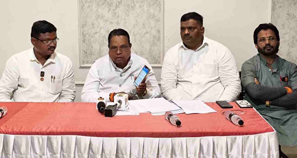 रेल्वे मार्गासाठी खासदार भाऊसाहेब वाकचौरे यांचा एल्गार: नाशिक-पुणे रेल्वे संगमनेर मार्गेच झाली पाहिजे, मी संगमनेर-अकोलेकरांसोबत!