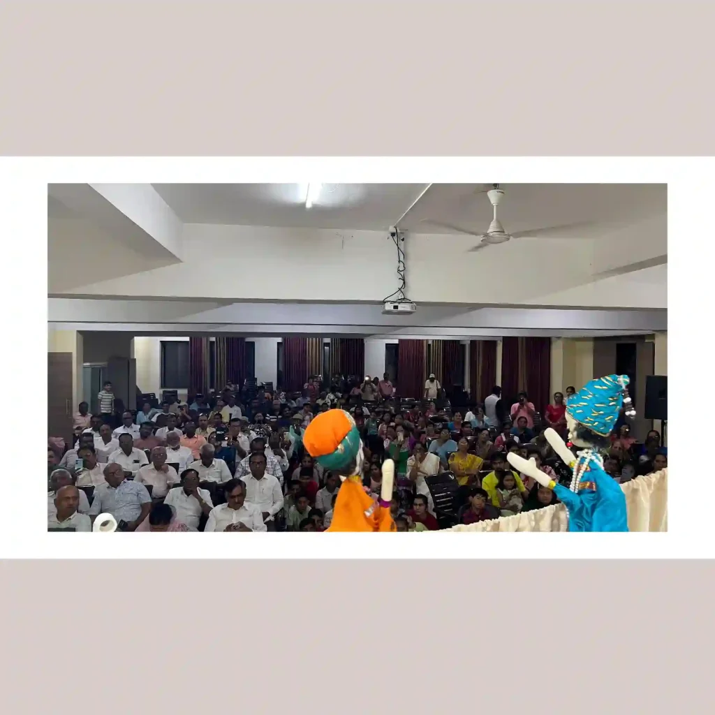 संगमनेरात ‘बोलक्या बाहुल्यां’ना बालचमूंचा प्रतिसाद; डिसेंबरमध्ये रंगणार राज्यस्तरीय बालकुमार साहित्य संमेलन