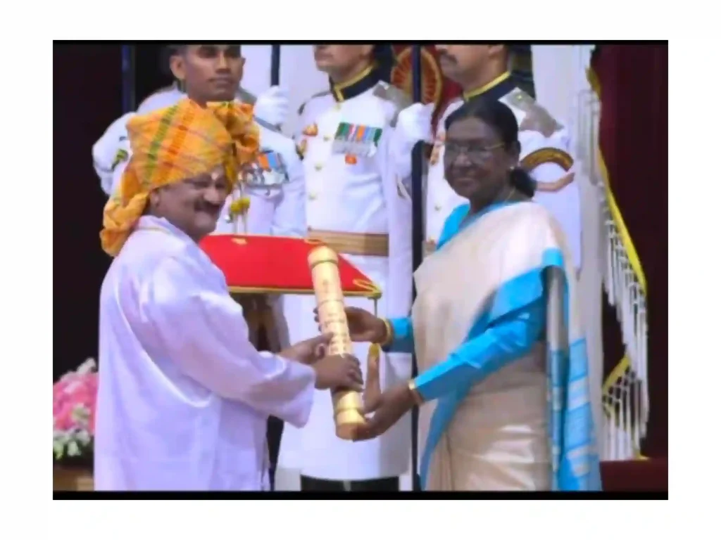 राजधानीत लोककलेचा ऐतिहासिक गौरव: रघुवीर खेडकर यांना राष्ट्रपतींच्या हस्ते ‘पद्मश्री’; संगमनेरसह अहिल्यानगर जिल्ह्यात आनंदोत्सव