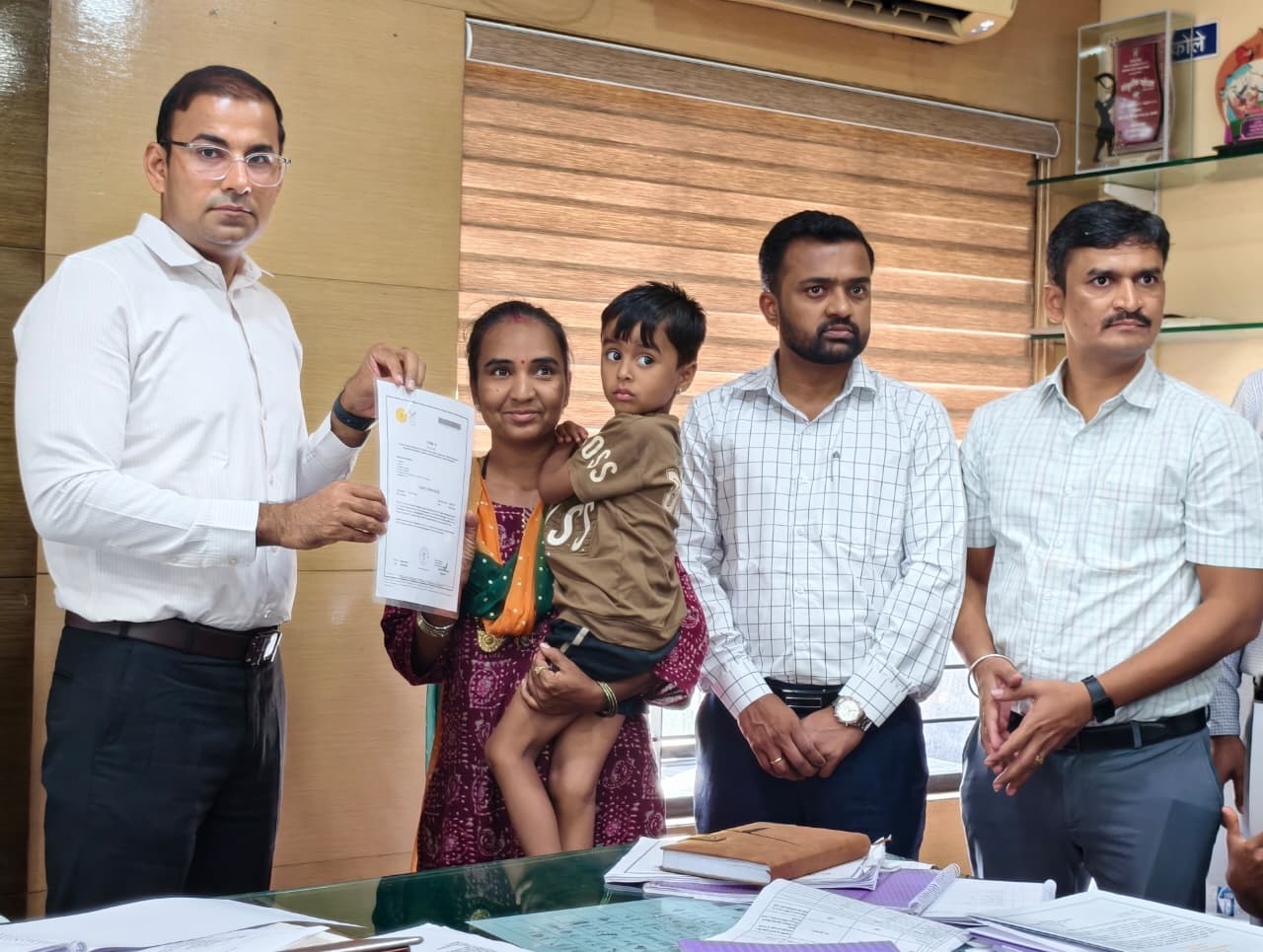 कंजारभाट समाजातील विद्यार्थ्यांना जात प्रमाणपत्रांचे वाटप करण्यात आले.